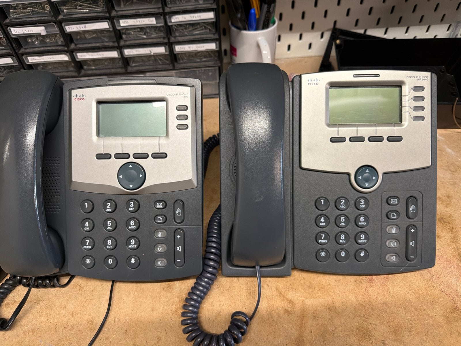 Cisco SPA504G (PoE) en Cisco 303 (met adapter) telefoons, Ophalen of Verzenden, Gebruikt