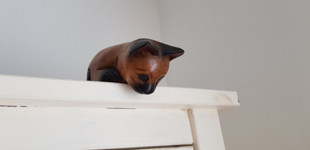 Vintage handgesneden houten kattenbeeldje (Shelf Sitter), Ophalen of Verzenden, Gebruikt, Dier