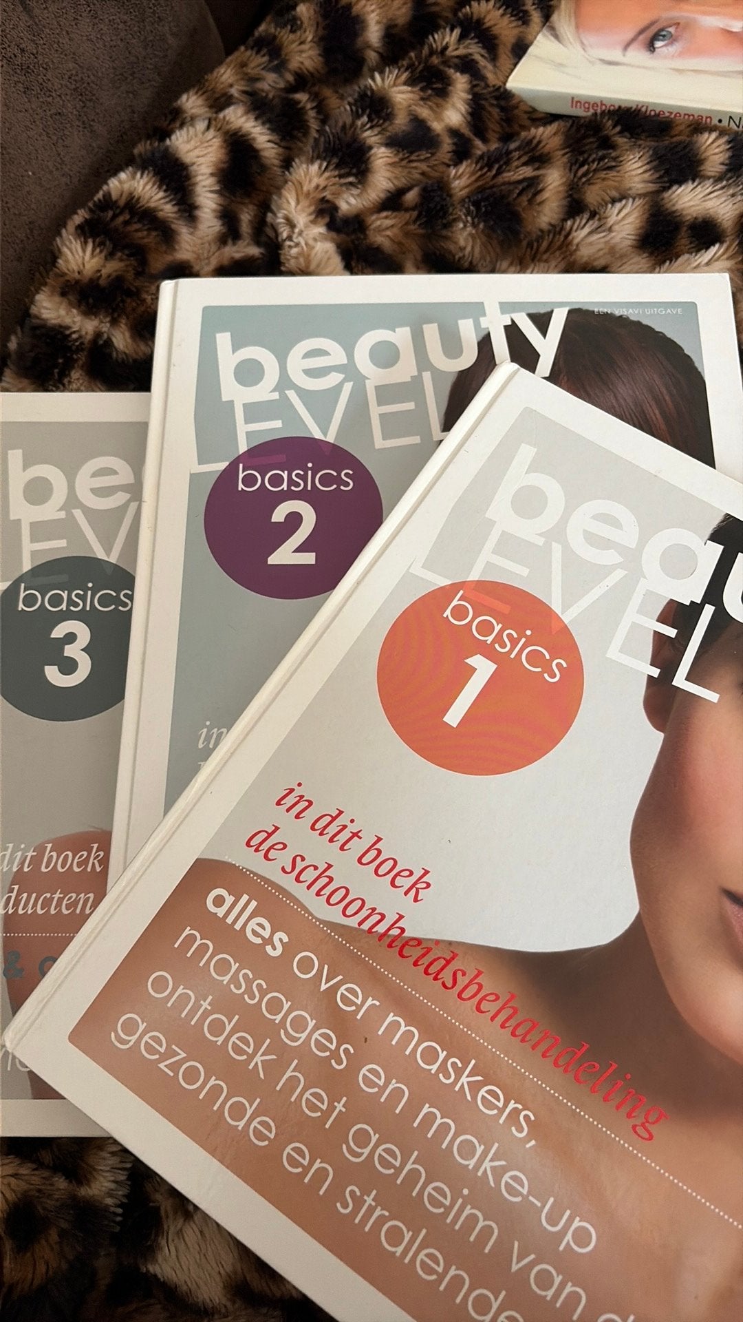 Nu €25,- !! Boeken opleiding schoonheidsspecialiste, Ophalen, Gelezen, Overige niveaus, Huishoudkunde of Verzorging
