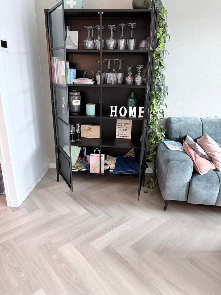 Stijlvolle zwarte vitrinekast met glazen deuren, Ophalen, 200 cm of meer, 50 tot 100 cm, Zo goed als nieuw