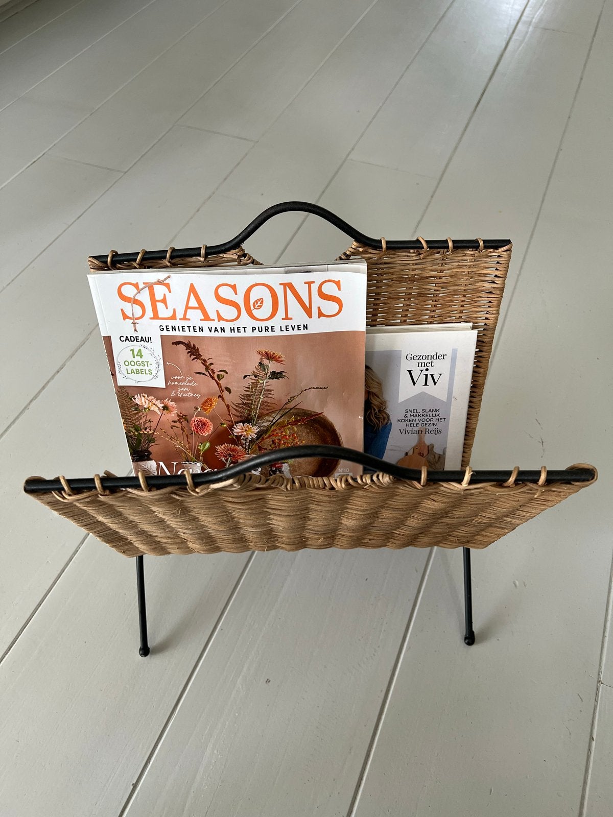 Vintage rotan krantenbak met zwart metalen frame, Gebruikt, Natuurlijk materiaal, Krantenbak, Geschikt voor vinyl