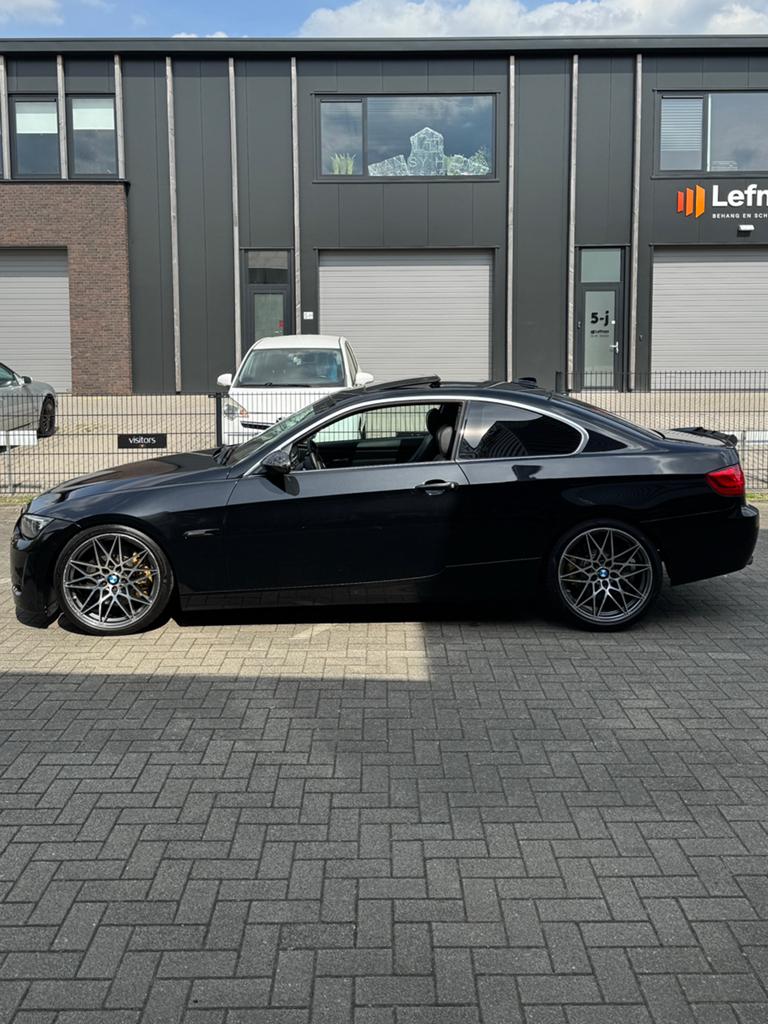 BMW E92 M57D30TÜ2 3.0D - AUT/F1 - M-Tech - 19” - Z.G.O.H., Automaat, Achterwielaandrijving, 1800 kg, Zwart