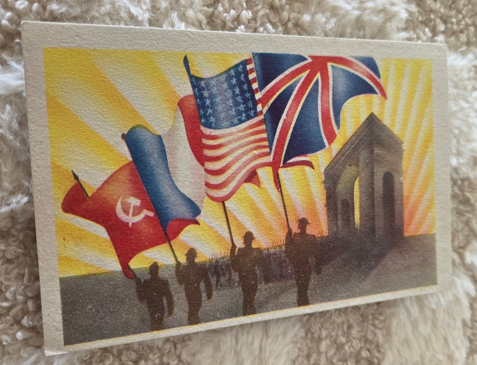 WOII Victorie 1945 Ansichtkaart - Geallieerde Vlagge, Verzamelen, Verzenden, 1940 tot 1960, Ongelopen, Politiek en Historie