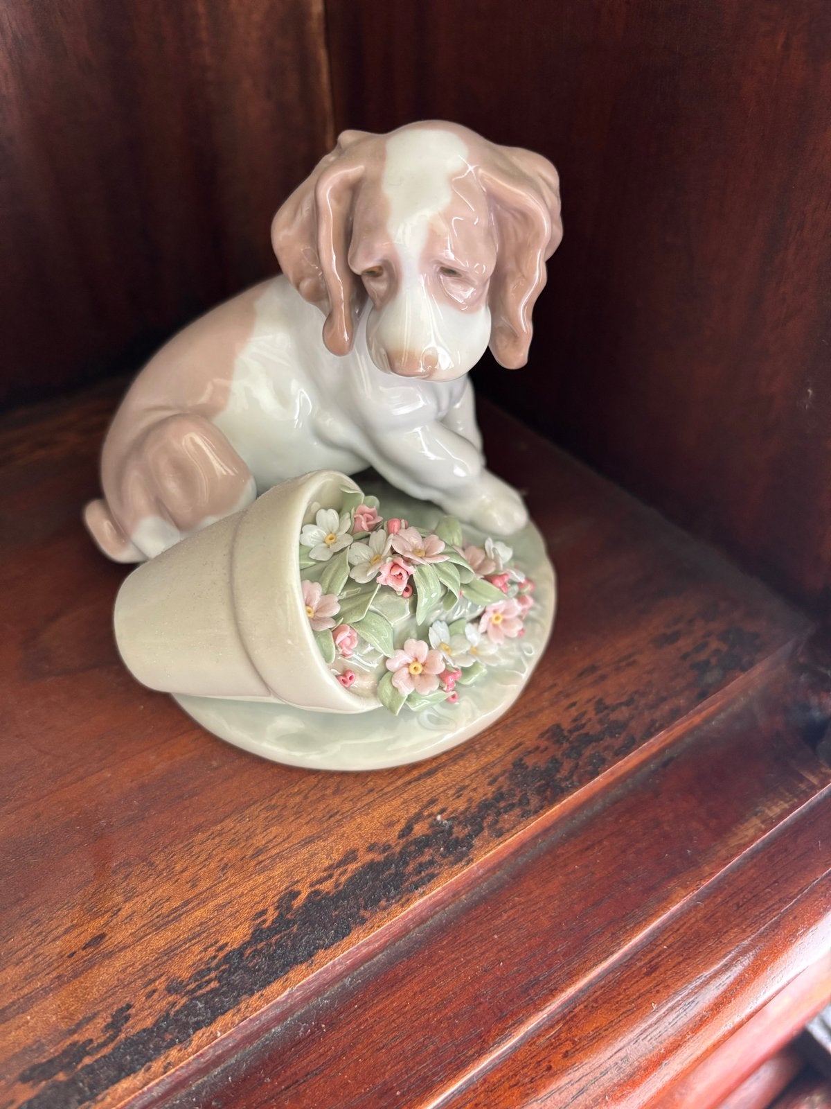 Lladro porseleinen beeldje: puppy met bloempot, Ophalen of Verzenden, Zo goed als nieuw, Dier