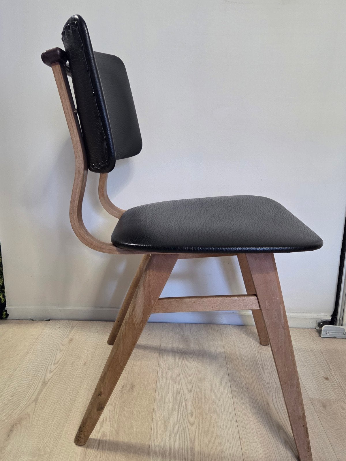 4 Vintage stoelen met zwart (kunst)leer en houten frame, Ophalen, Gebruikt, Zwart, Vintage