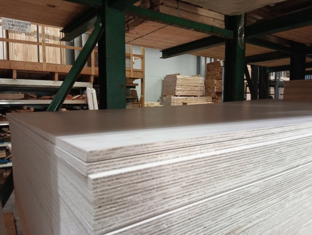 Gegrond multiplex voor binnen