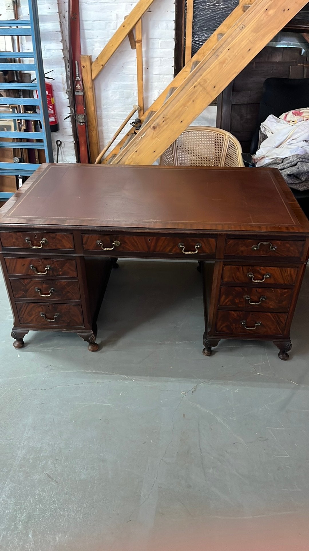 Mooi engels chesterfield bureau met leren blad, Ophalen