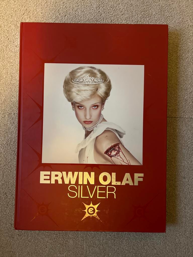 Erwin Olaf - Silver (Fotoboek), Kunst en Cultuur, Ophalen of Verzenden, Zo goed als nieuw, Erwin Olaf