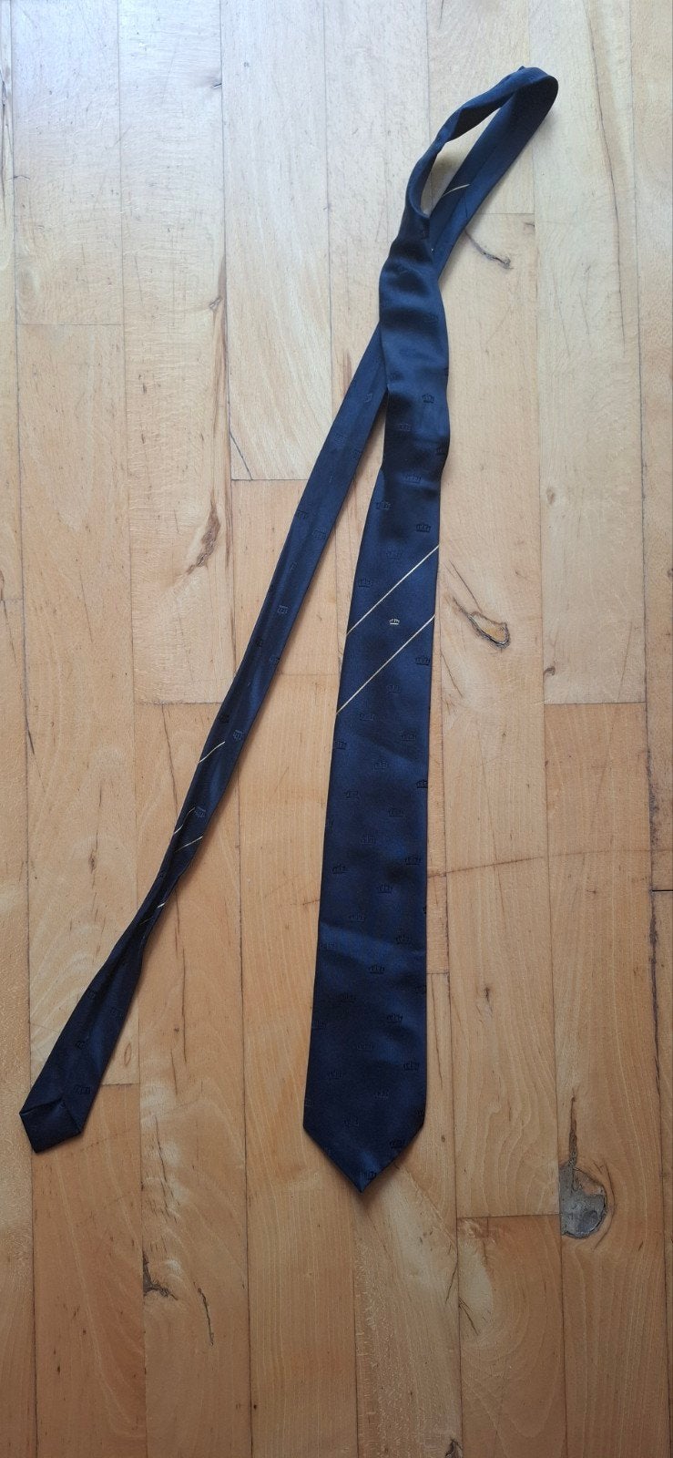 Nette stropdas van Crown Line - Donkerblauw met kroontjes, Kleding | Heren, Crown Line, Blauw, Ophalen of Verzenden, Zo goed als nieuw