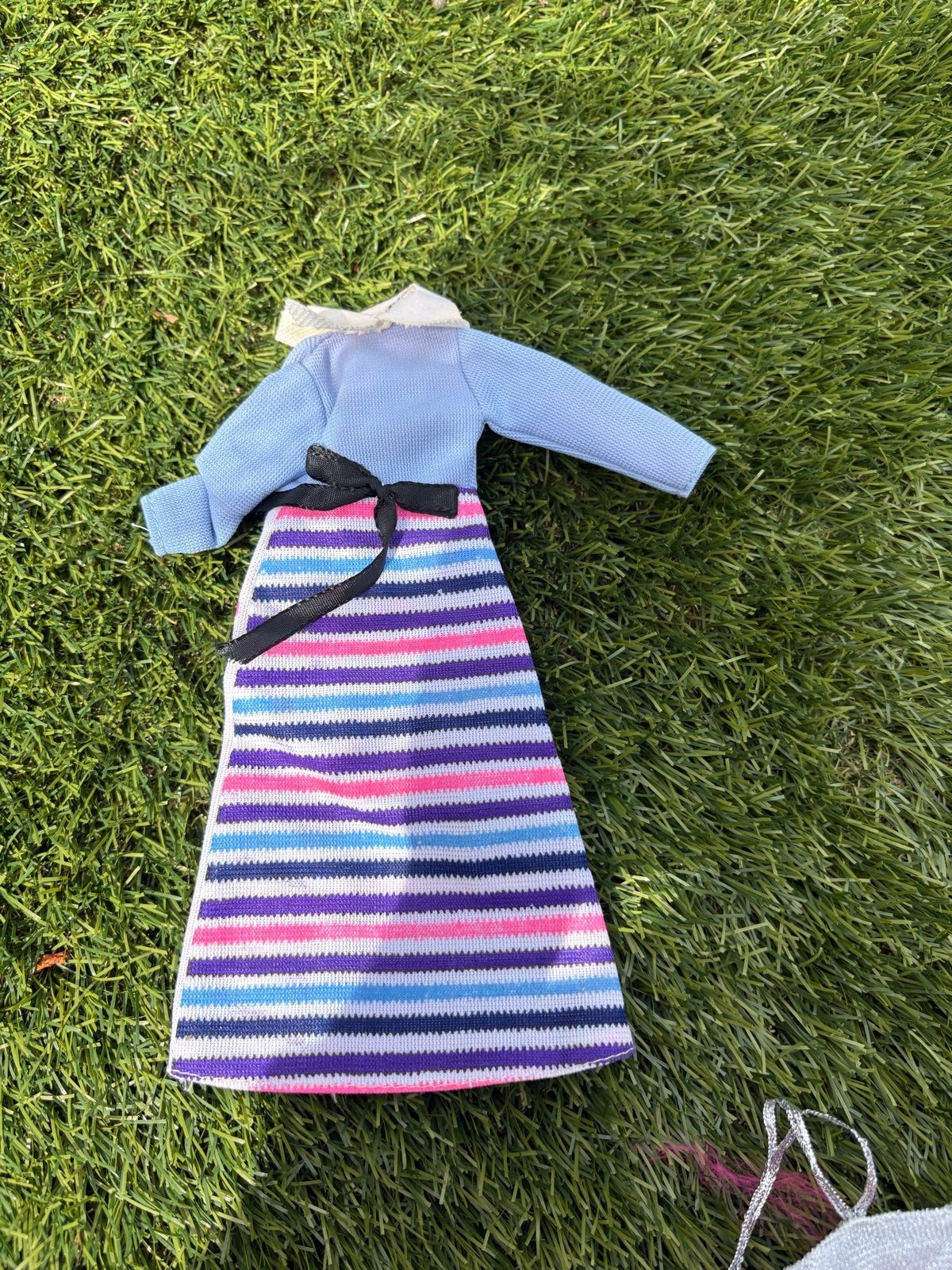 Barbie jurkje met gestreepte rok en blauw topje, Ophalen of Verzenden, Gebruikt, Barbie