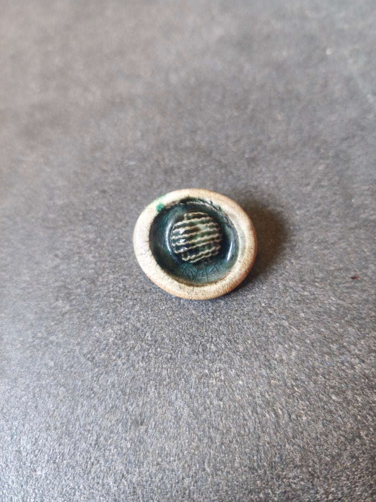Keramische broche met abstracte vorm, Ophalen of Verzenden, Gebruikt, Overige kleuren, Overige materialen