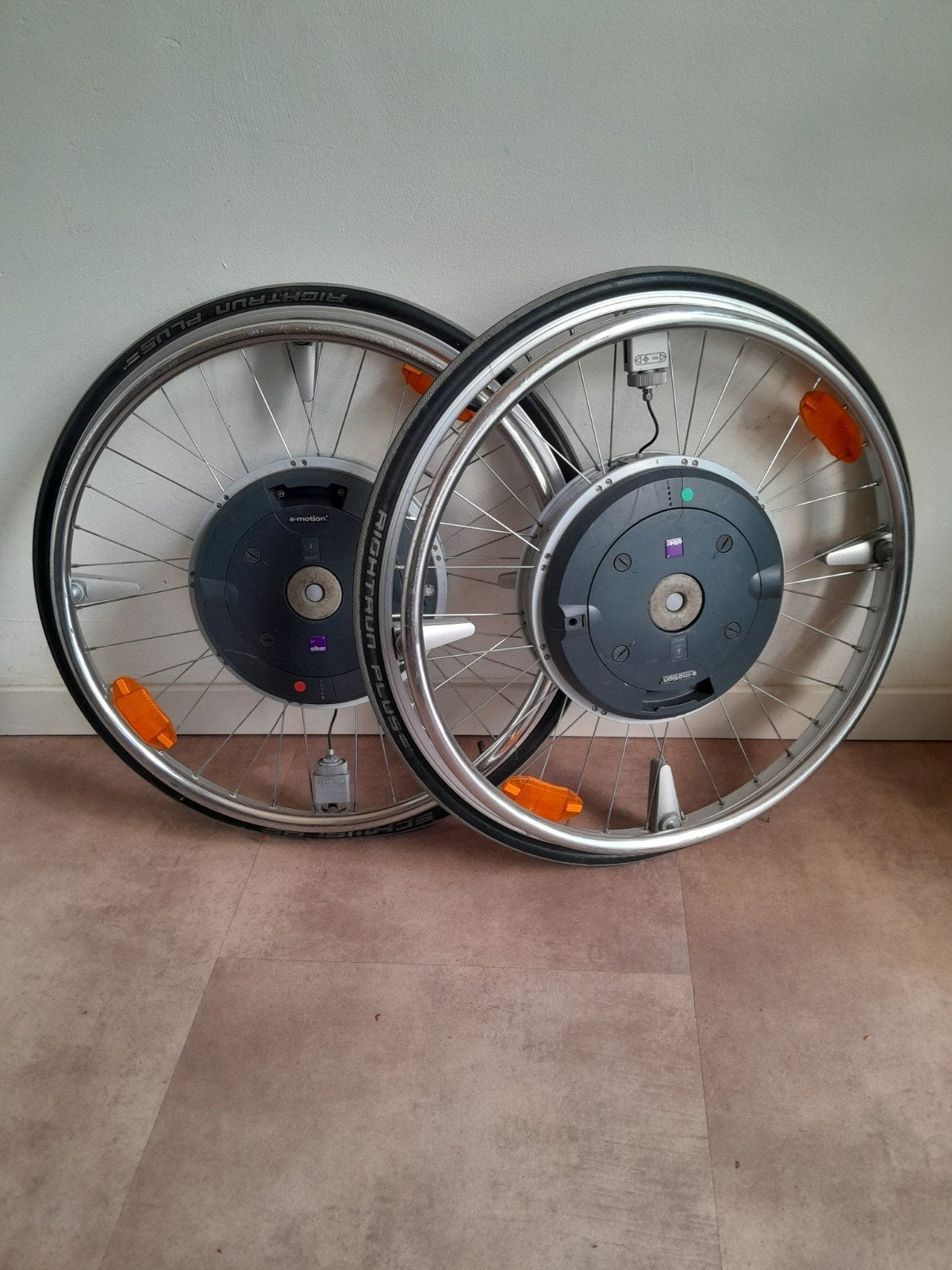 Elektrische rolstoelwielen met motor en oplader, Wiel, Gebruikt, Onbekend, Ophalen of Verzenden