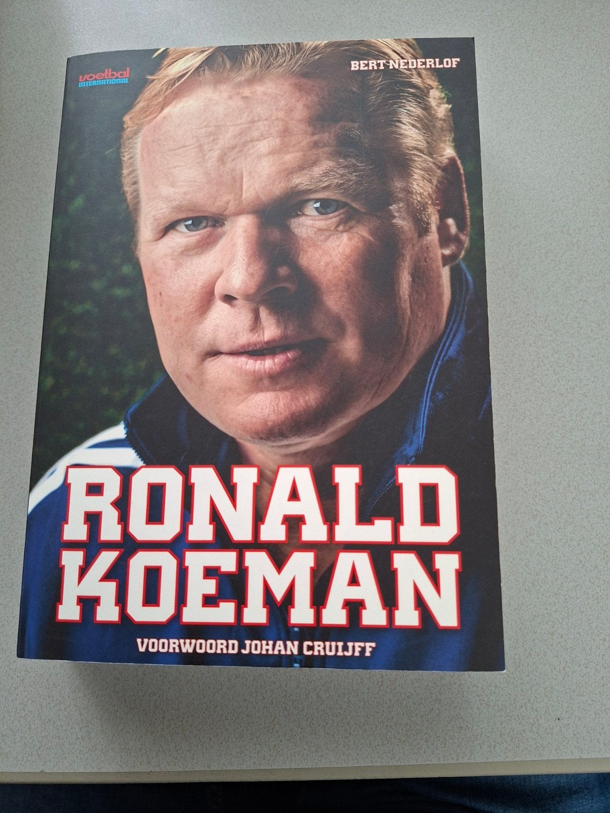 Ronald Koeman - Voetbal International Boek, Boeken, Ophalen of Verzenden, Gelezen, Bert Nederlof, Balsport