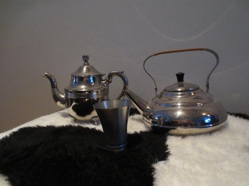 verzilverde theepot (ten) en theezakhouder en beker, Ophalen of Verzenden