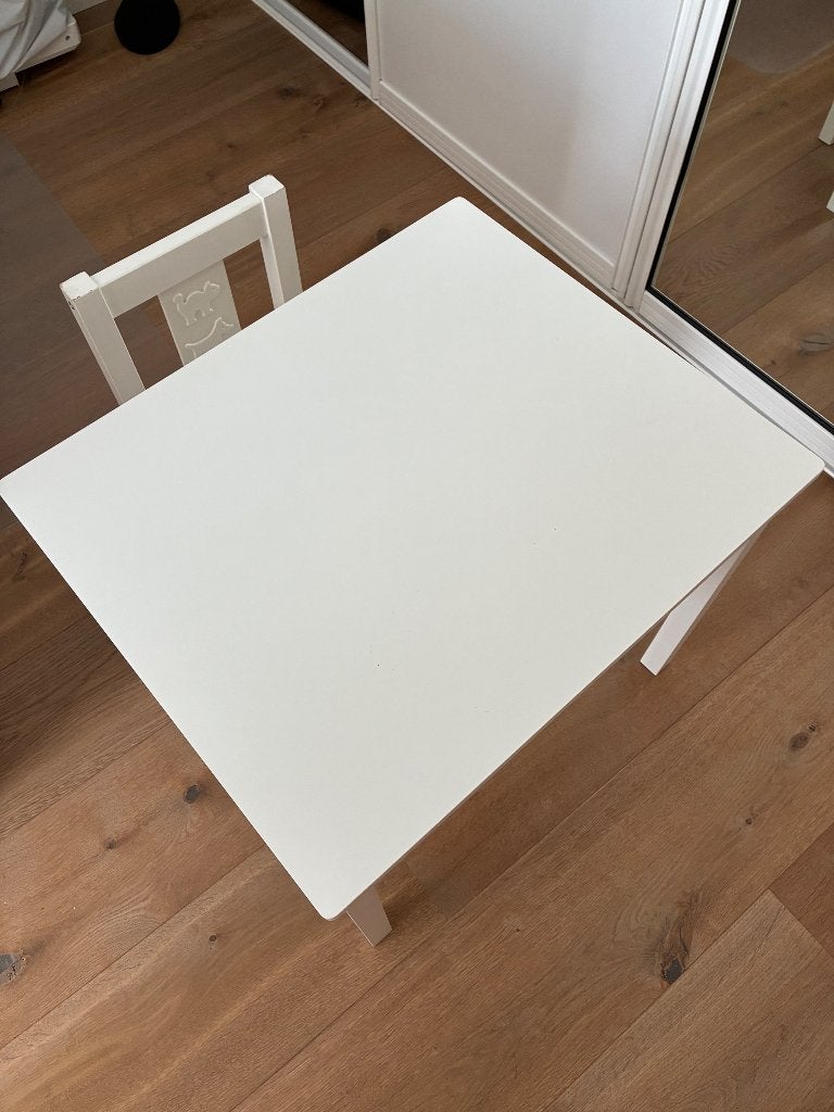 Kindertafeltje (kritter) en stoeltje (Sundvik) Ikea., Kinderen en Baby's, Kinderkamer | Tafels en Stoelen, Ophalen, Gebruikt, Tafel(s) en Stoel(en)