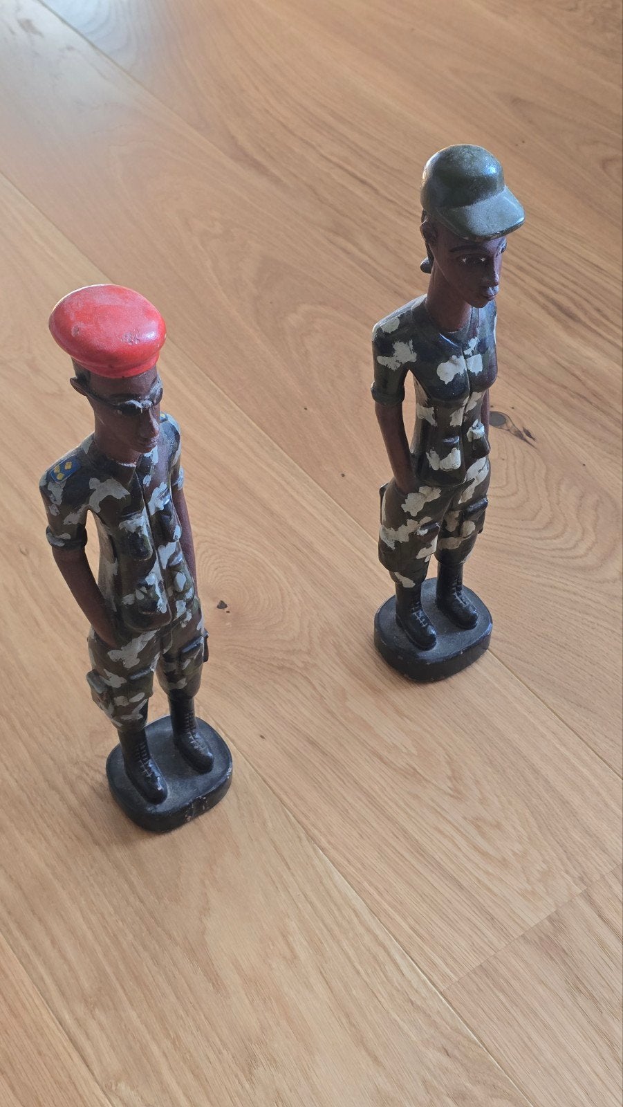 Twee houten militaire figuren - perfect voor verzamelaars!, Ophalen of Verzenden, Zo goed als nieuw