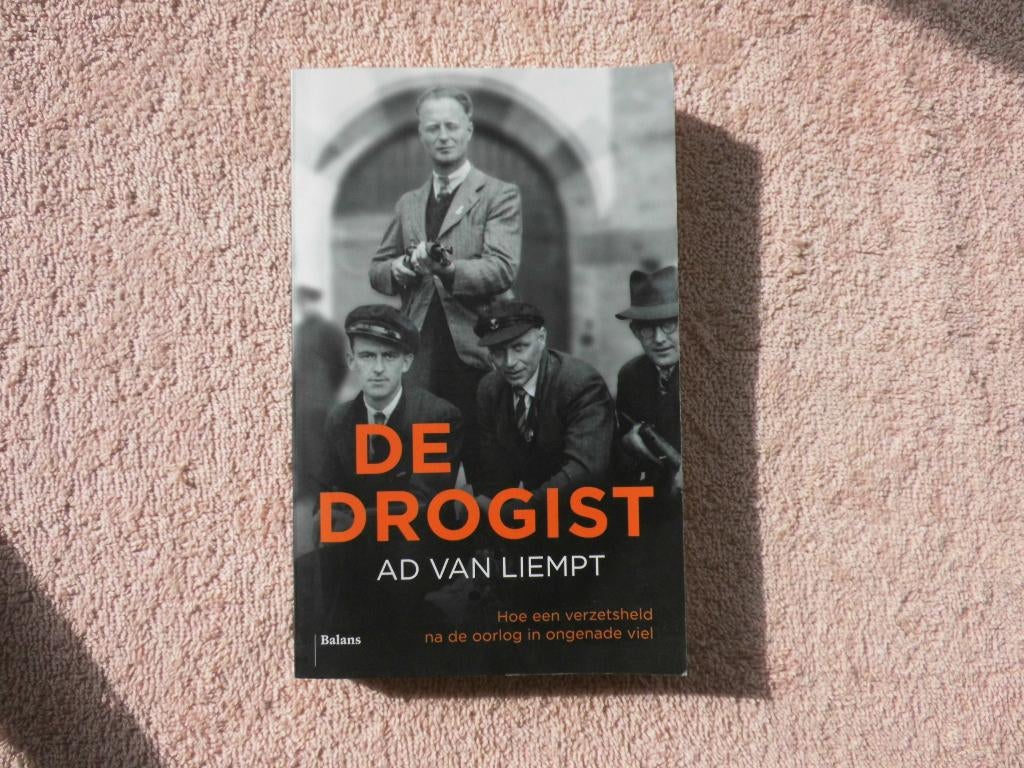 De Drogist, Ad van Liempt. - gesigneerd., Tweede Wereldoorlog, Ophalen of Verzenden, Zo goed als nieuw, Ad van Liempt.