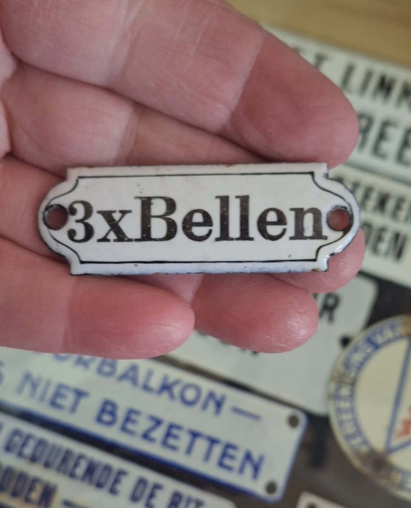 Antiek zwart wit tekstbordje 3x Bellen, 6 x 2 cm groot., Antiek en Kunst, Antiek | Emaille, Ophalen of Verzenden