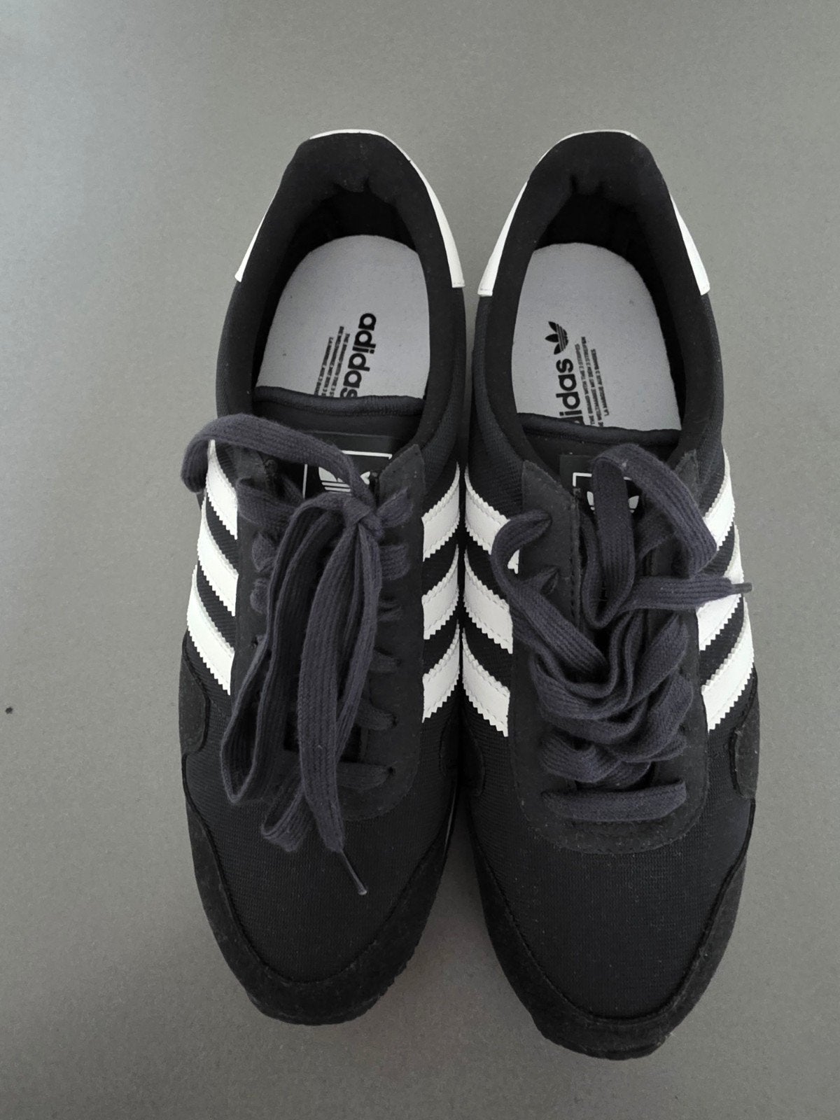 Adidas sneakers zwart met witte strepen - Maat 39 1/3, Adidas, Zwart, Nieuw, Ophalen of Verzenden