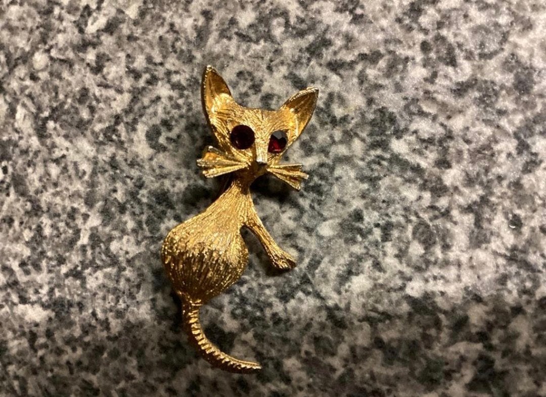 Goudkleurige kattenbroche met rode strass ogen –retro broche, Overige materialen, 4 tot 7 cm, Ophalen of Verzenden, Zo goed als nieuw