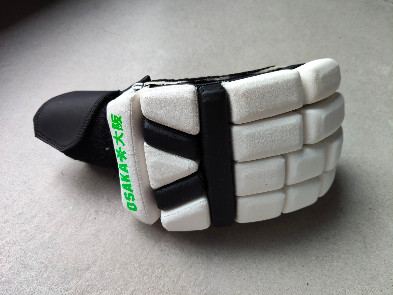 Osaka Hockey zaalhandschoen - Maat M (Links), Ophalen of Verzenden, Nieuw, Overige typen
