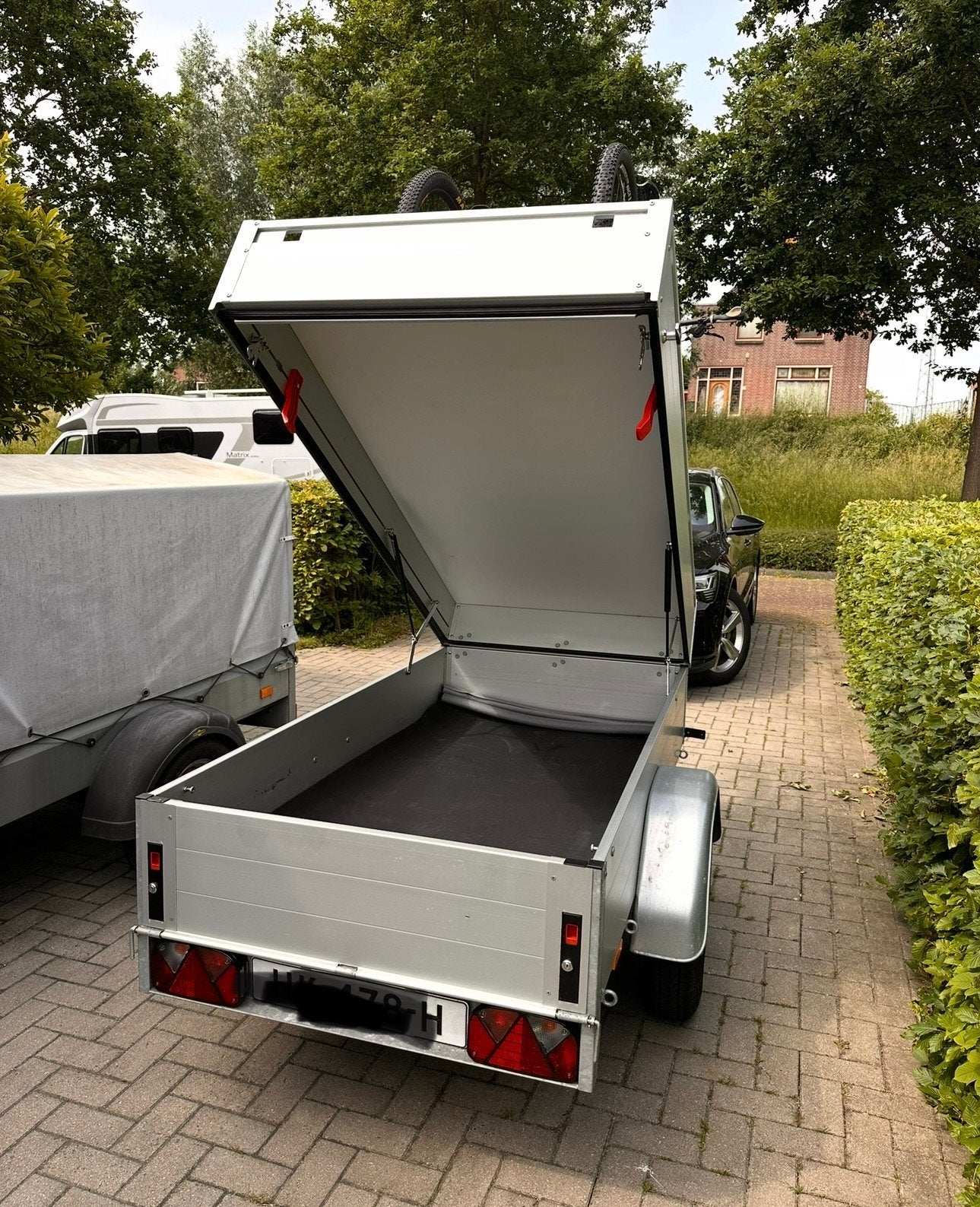 Compacte aanhangwagen met Thule fietsendrager en deksel, Ophalen, Zo goed als nieuw