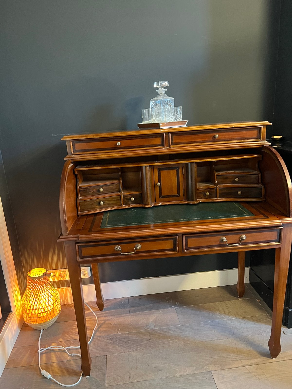Antiek bureau - Elegant Vintage Wooden Writing Desk, Ophalen