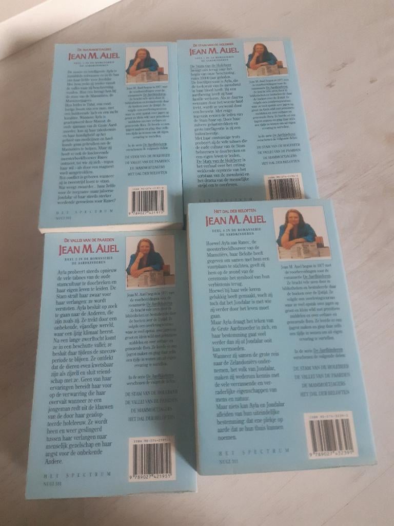 Stam van de holenbeer 1-4, Ophalen of Verzenden, Zo goed als nieuw, Jean M. Auel