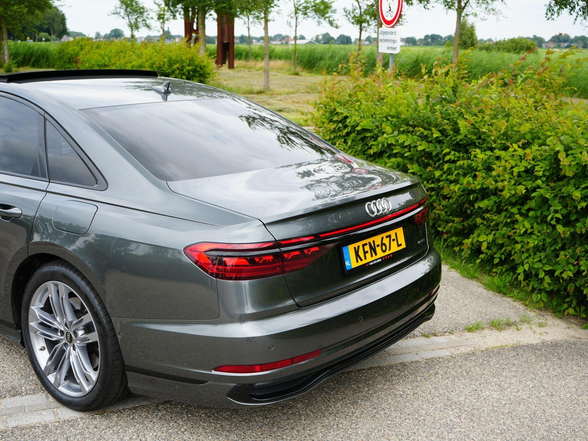 Foto 27 van Audi A8 S-Line 60 TFSI e 462 PK QUATTRO | Vierwielbesturing