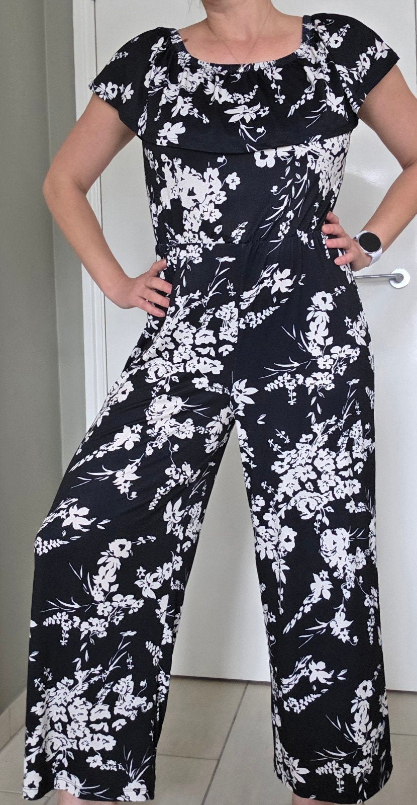 Zwart-witte bloemen jumpsuit – Maat M, Kleding | Dames, Jumpsuits, Ophalen of Verzenden, Zo goed als nieuw, Maat 38/40 (M), Zwart