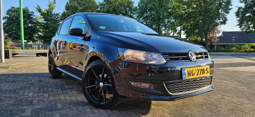 Volkswagen Polo 1.6 Bifuel AF-Fabriek LPG! - 2013 Zwart, Auto's, Volkswagen, 4 cilinders, Zwart, Leder, Handgeschakeld