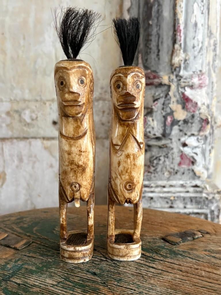 Unieke vruchtbaarheid poppetjes van buffelhoorn - Indonesië, Antiek en Kunst, Ophalen of Verzenden