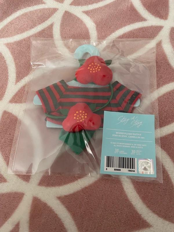 Stray Kids SKZOO Camellia original plush outfit, Ophalen of Verzenden, Nieuw, Foto of Kaart