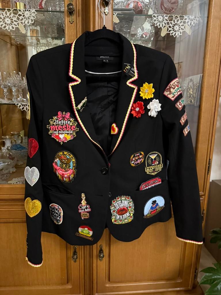 Carnavals embleem opzetten jas - vakkundig handwerk, Kleding | Heren, Carnavalskleding en Feestkleding, Overige maten, Ophalen