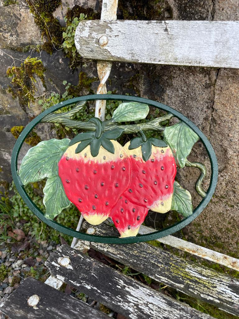Gietijzer onderzetter met aardbeien, frankrijk, Antiek en Kunst, Curiosa en Brocante, Ophalen of Verzenden
