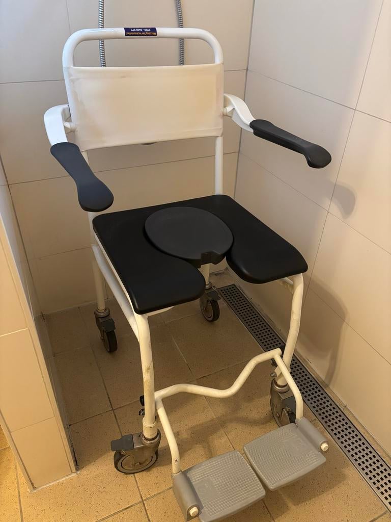 Verrijdbare douche- en toiletstoel, Diversen, Verpleegmiddelen, Ophalen, Gebruikt