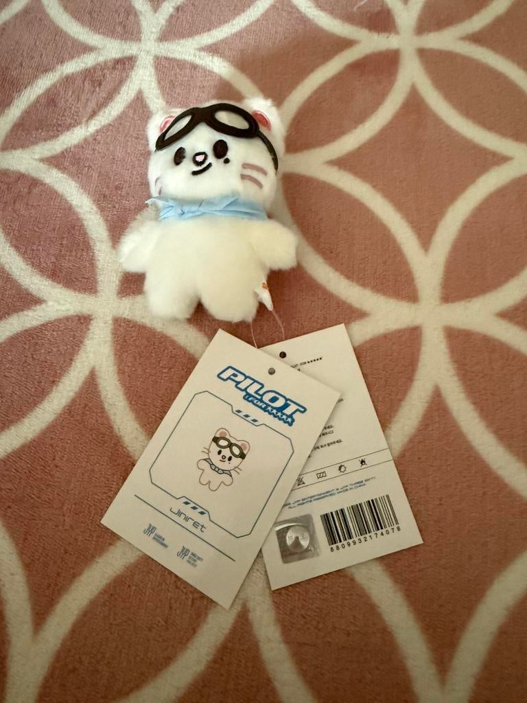 Stray Kids SKZOO Jiniret Pilot plush, Ophalen of Verzenden, Nieuw, Foto of Kaart