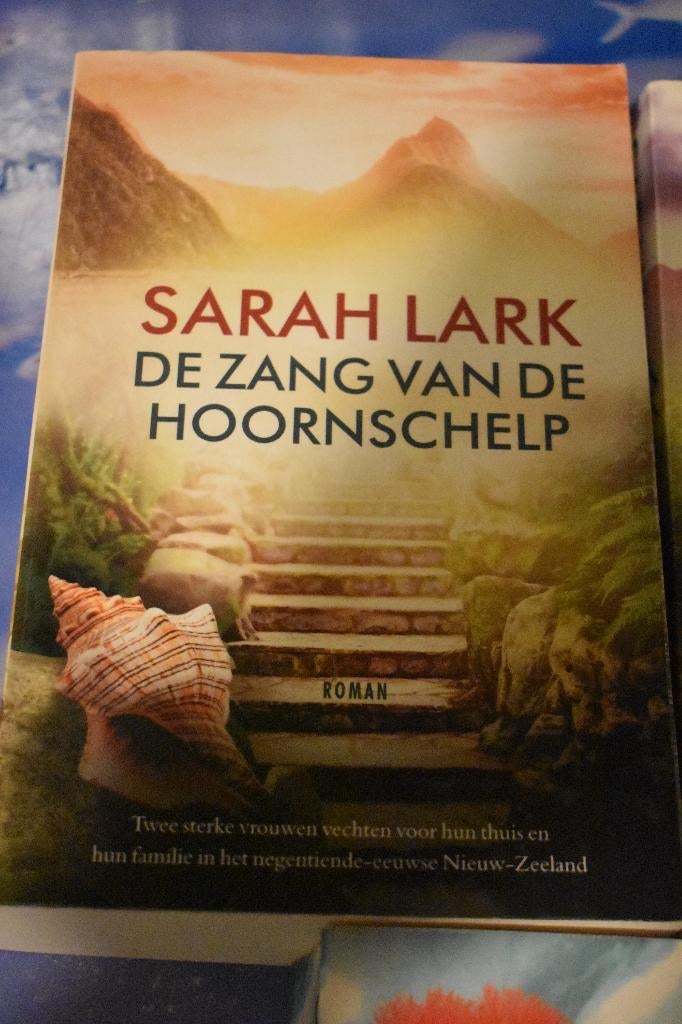 boek van Sarah Lark/de zang van de hoornschelp, Boeken, Romans, Zo goed als nieuw, Ophalen of Verzenden