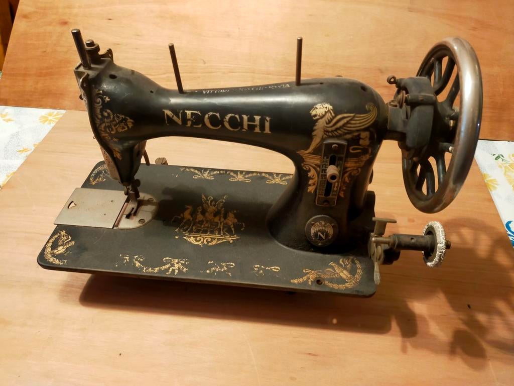 Oude Necchi naaimachine, Ophalen
