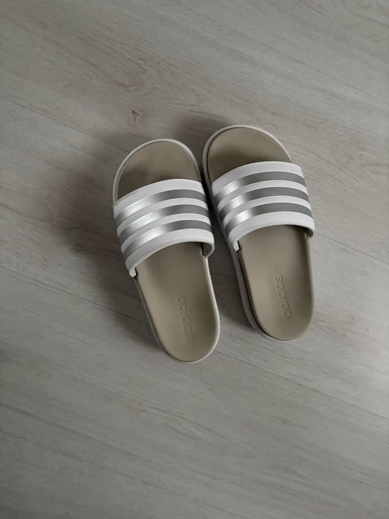 Adidas badslippers maat 39, Ophalen of Verzenden, Zo goed als nieuw, Sneakers of Gympen