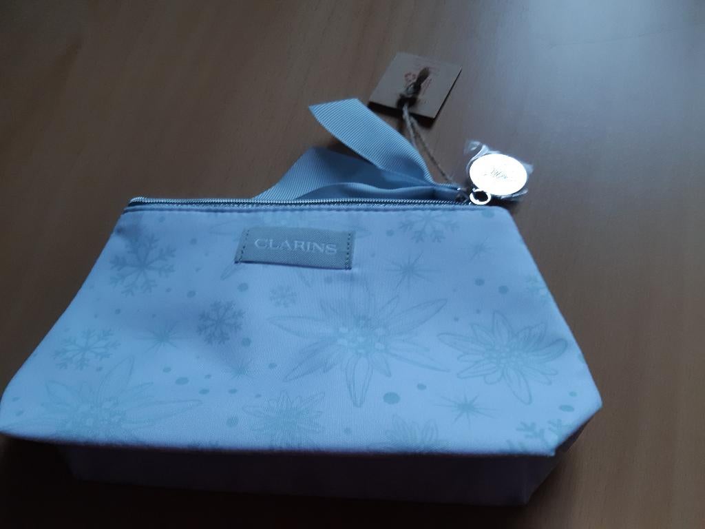 Toilettasje Clarins - wit grijszilver - met sterretjes, Sieraden, Tassen en Uiterlijk, Toilettassen, Ophalen of Verzenden, Nieuw