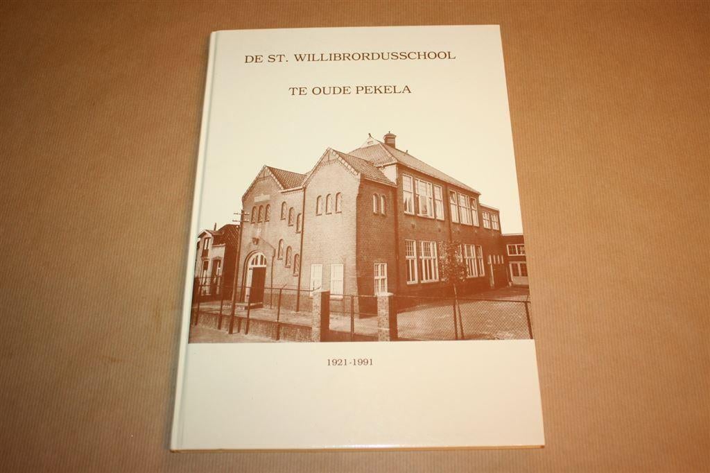 De St. Willibrordusschool te Oude Pekela, Ophalen of Verzenden, Zo goed als nieuw