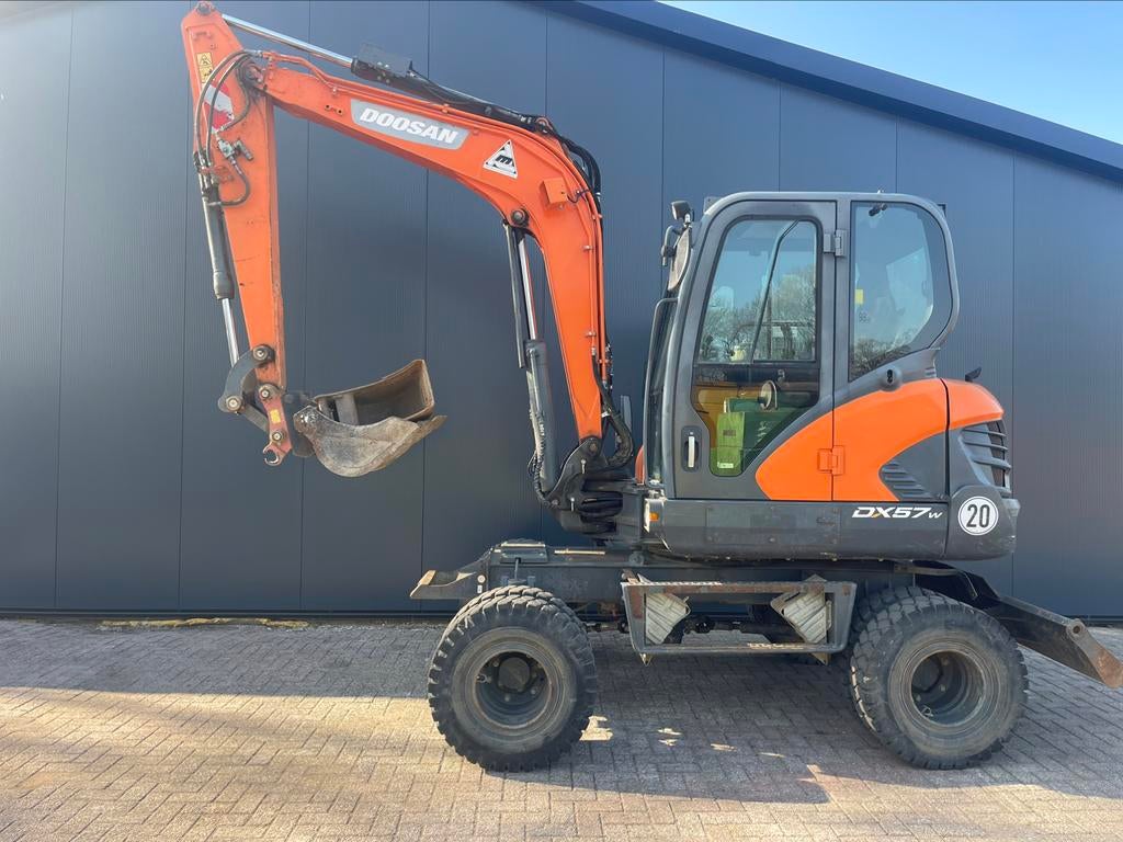 Bandenkraan Doosan DX57, Zakelijke goederen, Machines en Bouw | Kranen en Graafmachines, Ophalen, Graafmachine