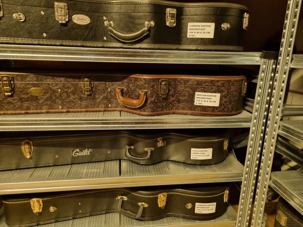 Gitaarkoffers voor staalsnarige akoestische gitaren, Muziek en Instrumenten, Behuizingen en Koffers, Zo goed als nieuw, Overige instrumenten