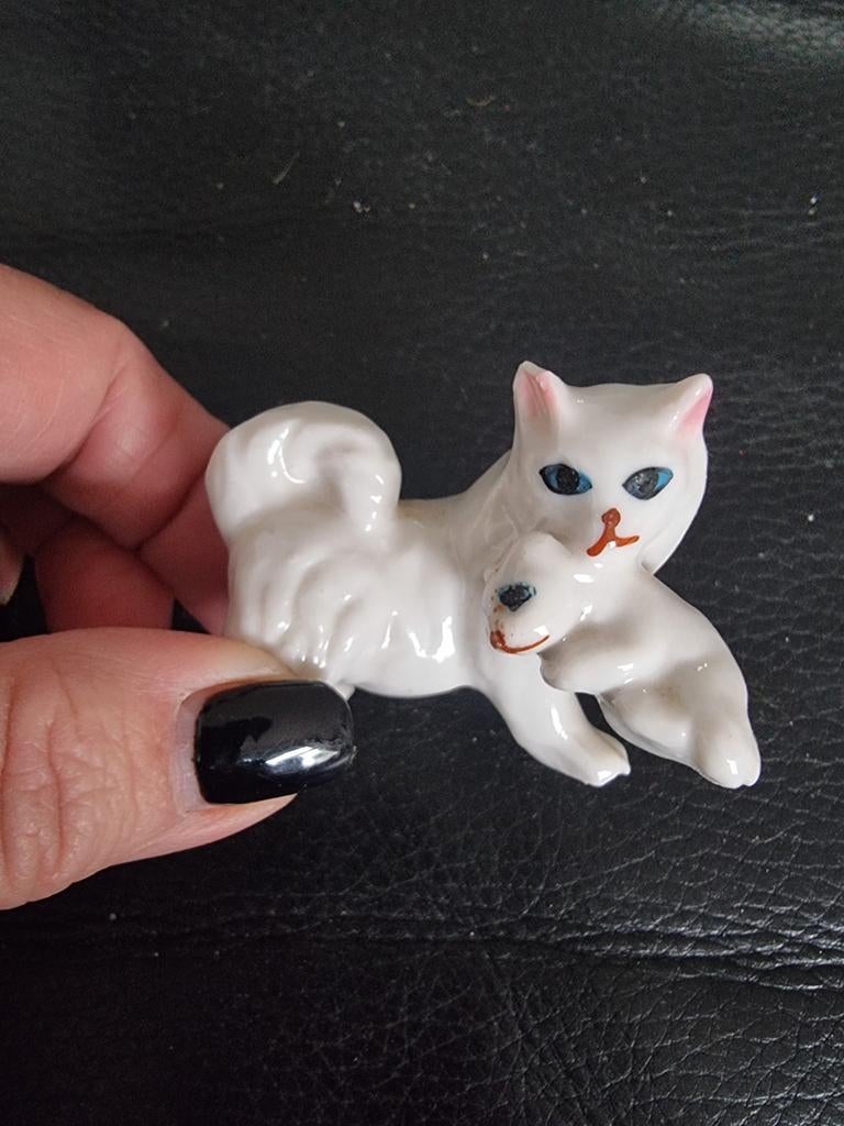 Lieflijk keramiek beeldje: poes met kitten, Ophalen of Verzenden, Gebruikt, Dier