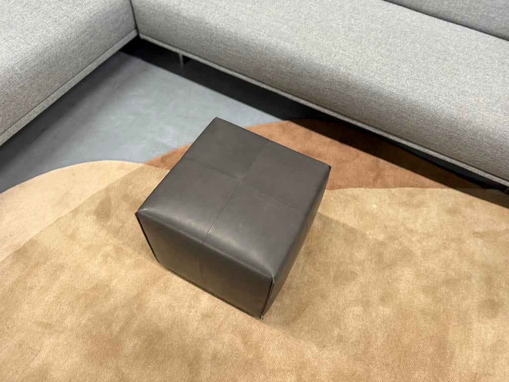 Nieuw Eyye Kub 42 Loxton leer Cliff Hocker Poef Kruk, Huis en Inrichting, Banken | Voetenbanken en Poefen, Leolux Harvink Jori Rolf Benz Design on Stock Pode Montis
