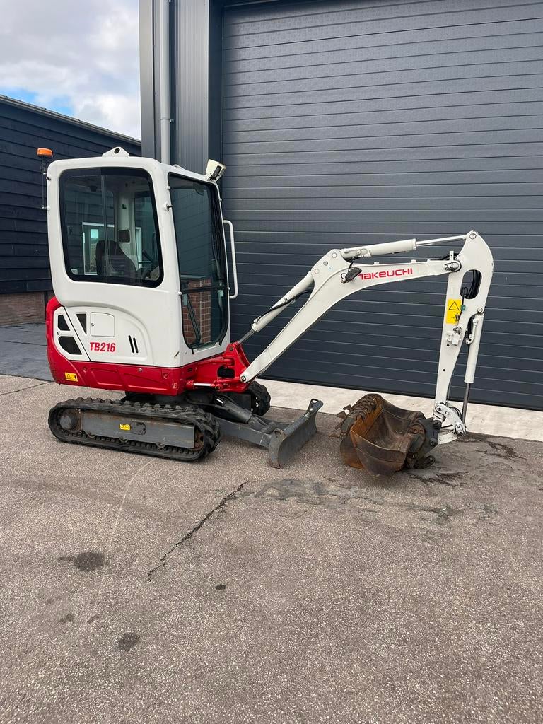 takeuchi tb216 minigraver te huur (bezorging mogelijk), Zakelijke goederen, Machines en Bouw | Kranen en Graafmachines, Ophalen