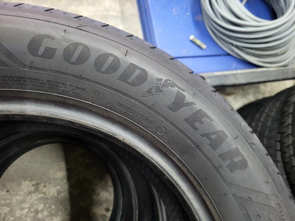 4 x 215/60/17 Goodyear Efficientgrip2 NIEUW 400,- ALL IN !, 215 mm, Goodyear, Nieuw, 17 inch