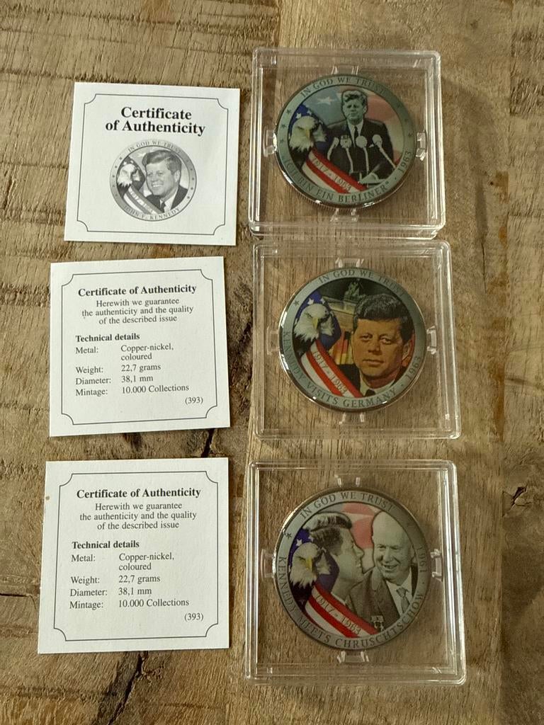 Set van 3 3x Kennedy Herdenkings dollar met emaille en cert, Ophalen of Verzenden, Setje
