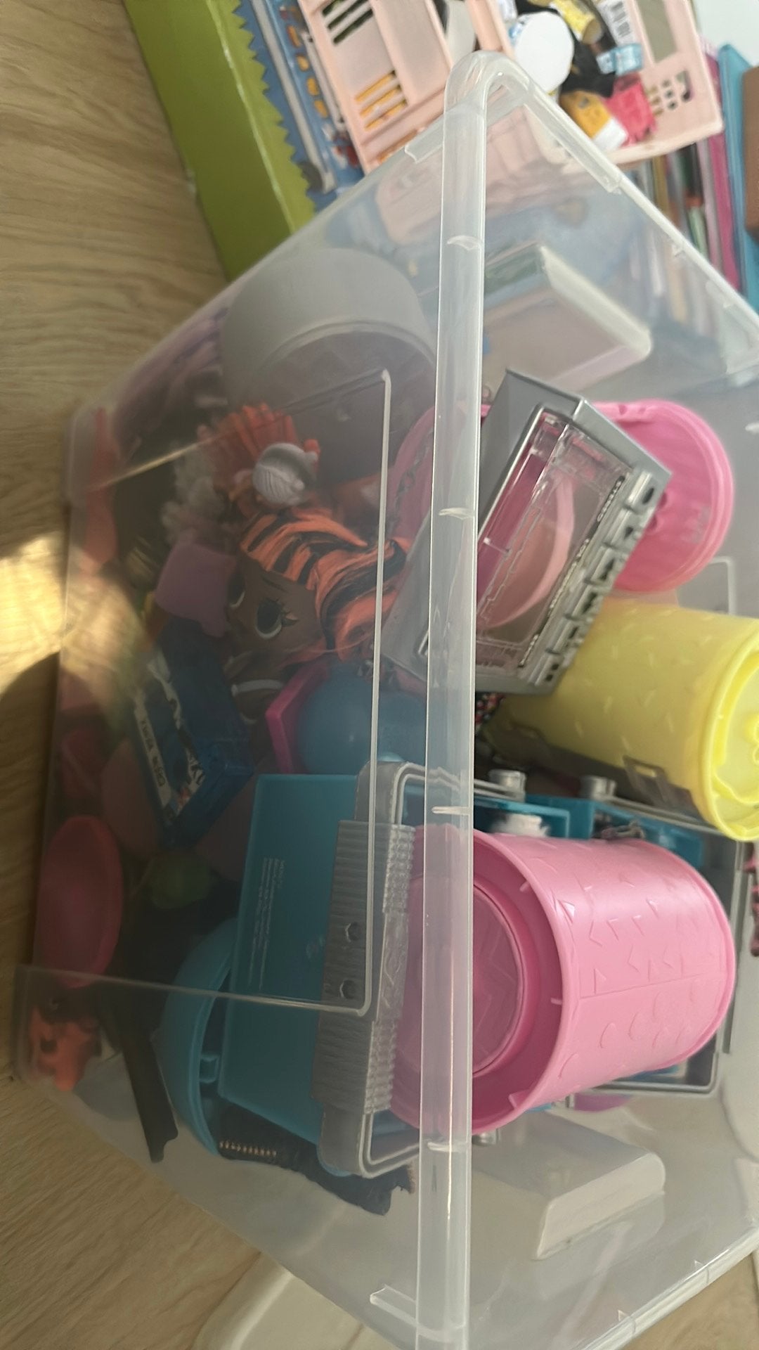 Box met zeer veel speelgoed van  LOL, Kinderen en Baby's, Speelgoed | Poppen, Ophalen of Verzenden, Zo goed als nieuw, Overige typen